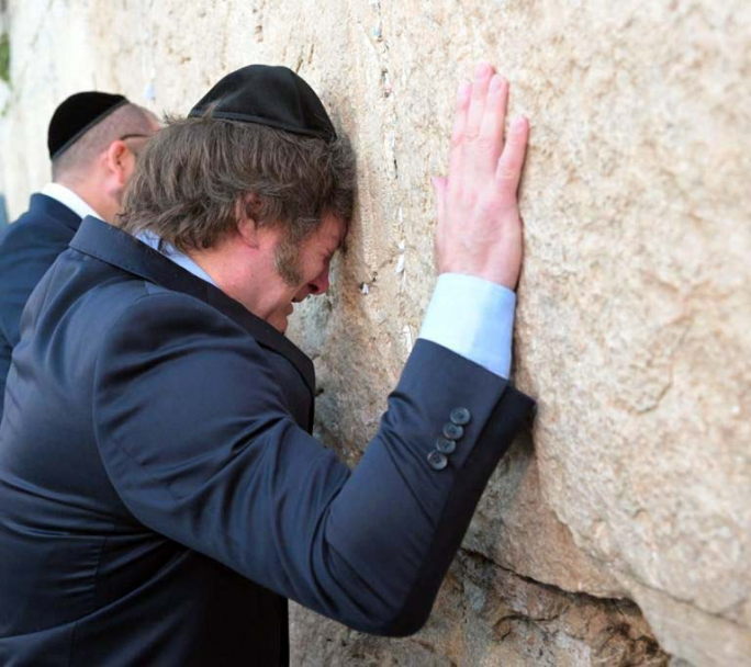 Milei ya se encuentra en Israel y su primera actividad fue visitar el muro de los lamentos